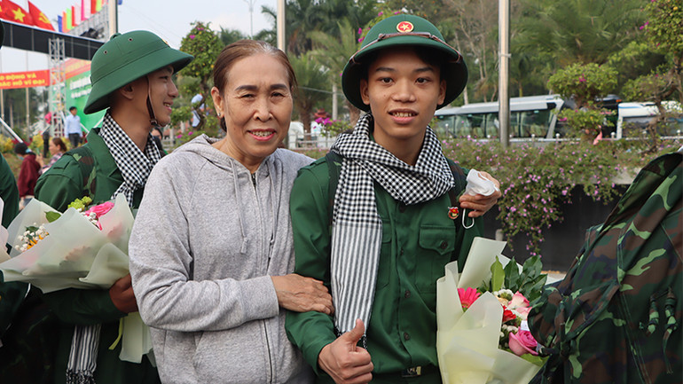 Người thân chụp ảnh lưu niệm với tân binh. (Ảnh: NHƯ ANH)