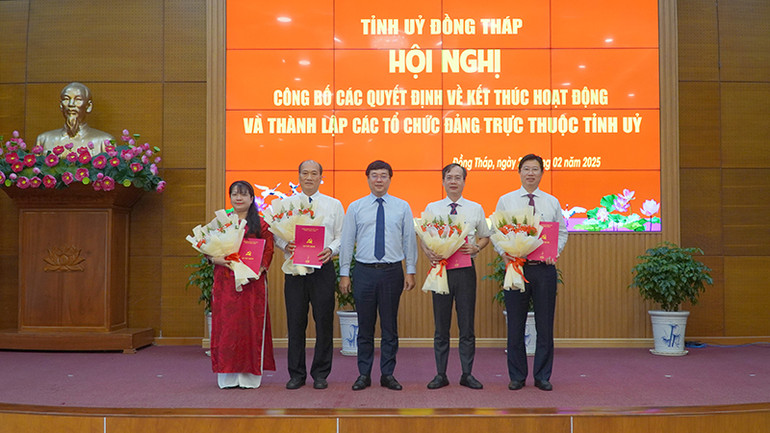Bí thư Tỉnh ủy Đồng Tháp Lê Quốc Phong trao quyết định thành lập Đảng bộ Ủy ban nhân dân tỉnh Đồng Tháp và công tác cán bộ. (Ảnh: HỮU NGHĨA) Bí thư Tỉnh ủy Đồng Tháp Lê Quốc Phong trao quyết định thành lập Đảng bộ Ủy ban nhân dân tỉnh Đồng Tháp và công tác cán bộ. (Ảnh: HỮU NGHĨA)