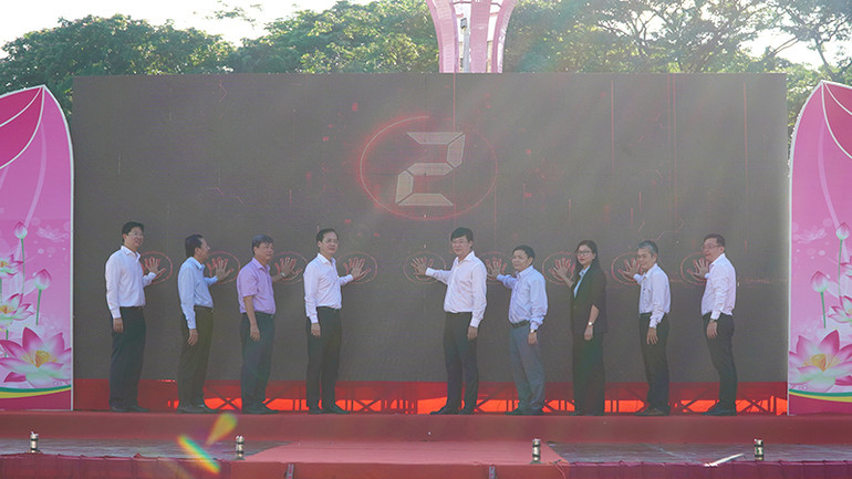 Lãnh đạo tỉnh thực hiện nghi thức phát động phong trào "Bình dân học vụ số". (Ảnh: HỮU NGHĨA) Lãnh đạo tỉnh thực hiện nghi thức phát động phong trào "Bình dân học vụ số". (Ảnh: HỮU NGHĨA)