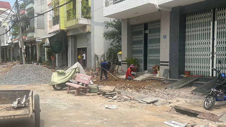 Một đoạn vỉa hè đang được hoàn thiện. (Ảnh: HỮU NGHĨA)