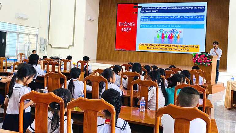 Tập huấn việc an toàn trên môi trường mạng cho học sinh huyện Lấp Vò, tỉnh Đồng Tháp. (Ảnh: HỮU NGHĨA) Tập huấn việc an toàn trên môi trường mạng cho học sinh huyện Lấp Vò, tỉnh Đồng Tháp. (Ảnh: HỮU NGHĨA)