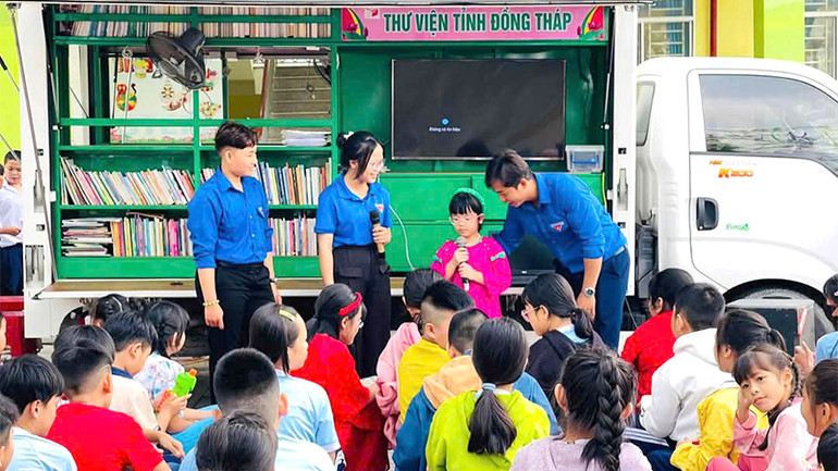 Thư viện lưu động chủ đề “Hành trình kết nối du lịch xanh” tại Trường tiểu học Mỹ Trà, thành phố Cao Lãnh, tỉnh Đồng Tháp.
