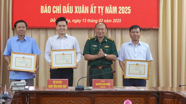 Dịp này, Bộ Chỉ huy Bộ đội Biên phòng tỉnh Đồng Tháp trao giấy khen tặng 3 phóng viên cơ quan báo chí trong tỉnh Đồng Tháp có nhiều thành tích trong công tác thông tin, tuyên truyền.