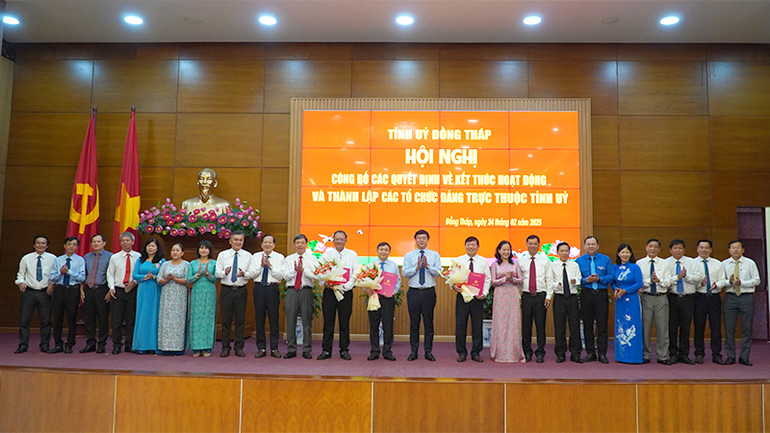 Các đồng chí trong Ban Chấp hành, Ban Thường vụ, Thường trực Đảng ủy các cơ quan Đảng tỉnh Đồng Tháp chụp ảnh lưu niệm. (Ảnh: HỮU NGHĨA) Các đồng chí trong Ban Chấp hành, Ban Thường vụ, Thường trực Đảng ủy các cơ quan Đảng tỉnh Đồng Tháp chụp ảnh lưu niệm. (Ảnh: HỮU NGHĨA)