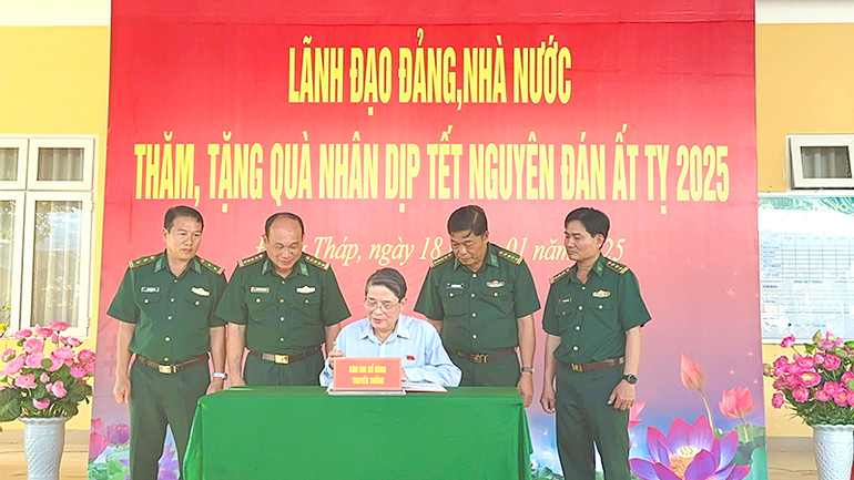 Phó Chủ tịch Quốc hội ghi Sổ vàng truyền thống tại Đồn Biên phòng Cửa khẩu quốc tế Thường Phước. (Ảnh: HÒA BÌNH)