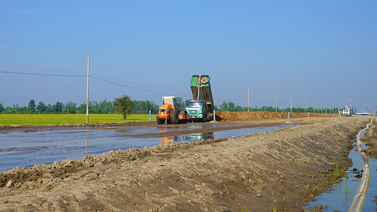 Thi công công trường cao tốc Cao Lãnh-An Hữu thành phần 1 xuyên Tết. (Ảnh: HỮU NGHĨA)