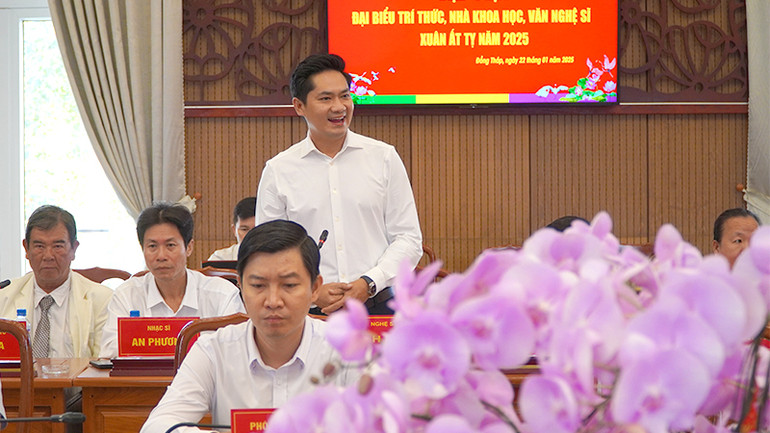 Như nhiều đại biểu khác, diễn viên Minh Luân vui mừng khi tỉnh nhà ngày càng có nhiều văn nghệ sĩ, nhà khoa học, đội ngũ trí thức. (Ảnh: HỮU NGHĨA)