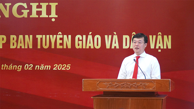 Bí thư Tỉnh ủy Đồng Tháp Lê Quốc Phong phát biểu tại hội nghị. (Ảnh: HỮU NGHĨA) Bí thư Tỉnh ủy Đồng Tháp Lê Quốc Phong phát biểu tại hội nghị. (Ảnh: HỮU NGHĨA)