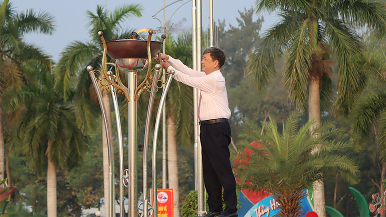 Bí thư Thành ủy Sa Đéc Phạm Văn Chuẩn thực hiện nghi thức thắp lửa truyền thống. (Ảnh: NHƯ ANH)