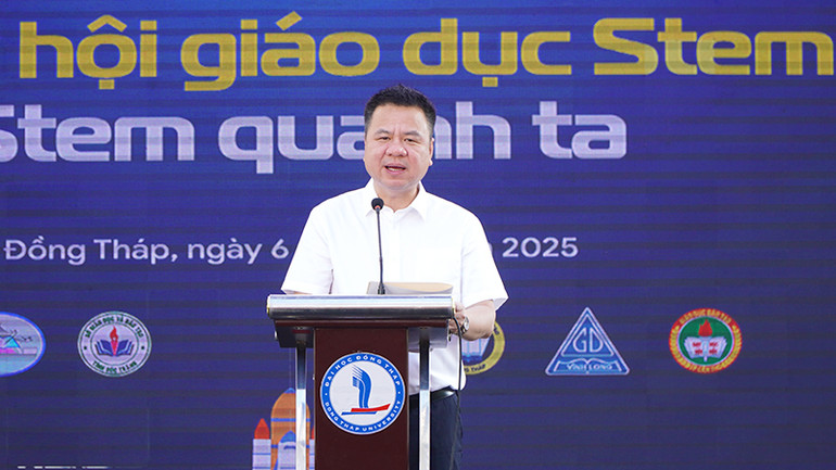 Tổng Biên tập Báo Giáo dục và Thời đại Triệu Ngọc Lâm phát biểu khai mạc ngày hội. (Ảnh: HỮU NGHĨA)