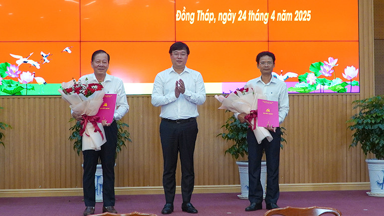 Bí thư Tỉnh ủy Đồng Tháp Lê Quốc Phong trao quyết định và tặng hoa chúc mừng 2 đồng chí Phan Văn Hợp và Bùi Thanh Tiền. (Ảnh: HỮU NGHĨA).