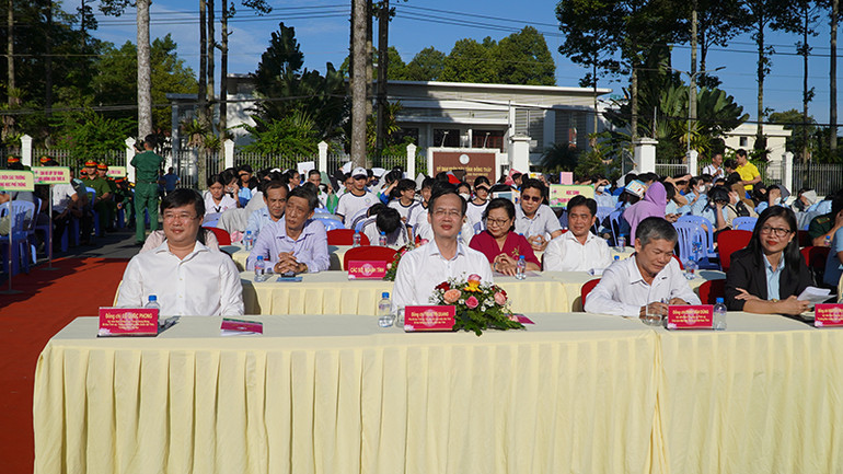 Đại biểu dự lễ phát động phong trào "Bình dân học vụ số". (Ảnh: HỮU NGHĨA) Đại biểu dự lễ phát động phong trào "Bình dân học vụ số". (Ảnh: HỮU NGHĨA)