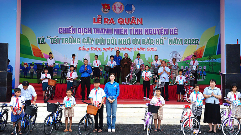 Trao tặng xe đạp cho học sinh. Trao tặng xe đạp cho học sinh.