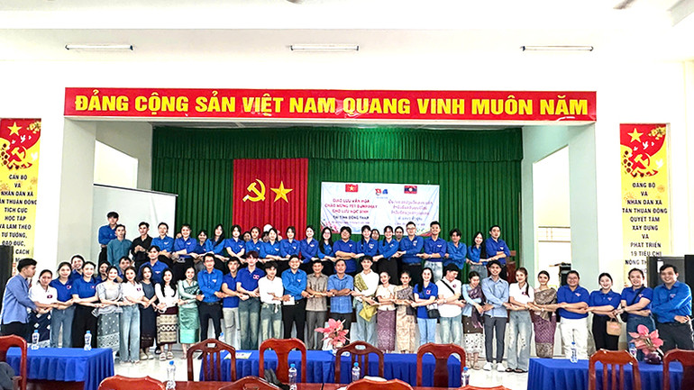 Các đại biểu chụp ảnh lưu niệm tại buổi giao lưu. (Ảnh: NHƯ ANH)