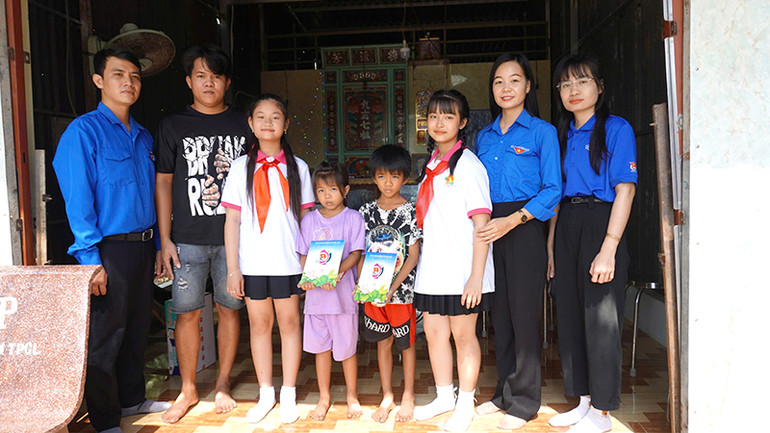 Đoàn đến thăm và tặng quà cho em Hà Minh Tiến và Hà Kim Ngân. (Ảnh: HỮU NGHĨA)