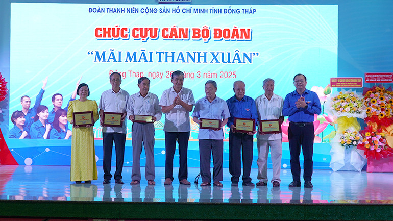 Ban Thường vụ Tỉnh đoàn tặng quà các đồng chí cựu cán bộ Đoàn. (Ảnh: HỮU NGHĨA)