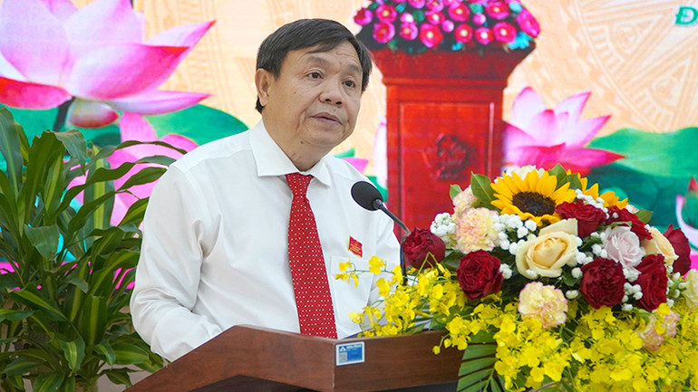 Chủ tịch Hội đồng nhân dân tỉnh Đồng Tháp Phan Văn Thắng phát biểu bế mạc kỳ họp. (Ảnh: HỮU NGHĨA)