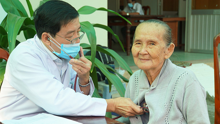 Đoàn y, bác sĩ ngành y tế Đồng Tháp khám bệnh cho người dân xã Thanh Mỹ. (Ảnh: HOÀNG KHA)
