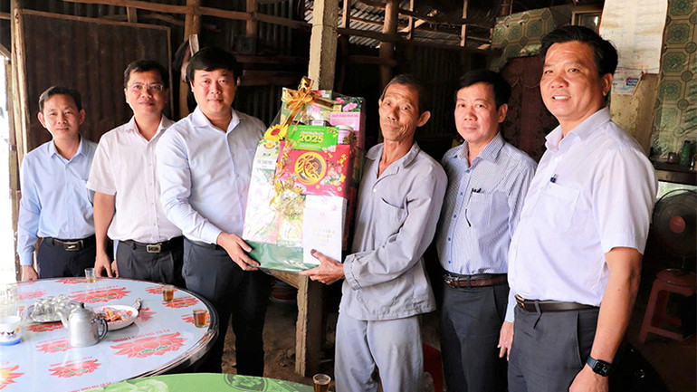 Ông Trần Hồng Thắm phấn khởi nhận quà Tết và cảm ơn sự quan tâm của lãnh đạo tỉnh. (Ảnh: THÀNH SƠN)