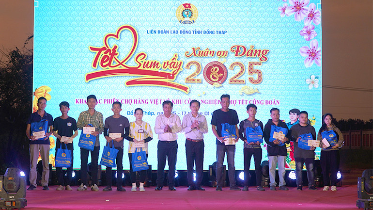 Phó Chủ tịch Hội đồng nhân dân tỉnh Đồng Tháp Kiều Thế Lâm và Bí thư Thành ủy Cao Lãnh Trần Văn Tám trao quà cho đoàn viên, người lao động. (Ảnh: HỮU NGHĨA)