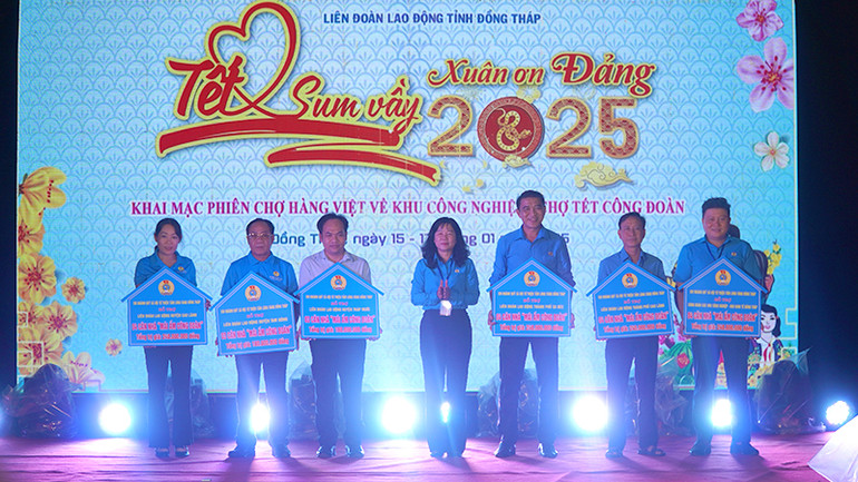 Chủ tịch Liên đoàn Lao động tỉnh Đồng Tháp Huỳnh Thị Tuyết Vui trao hỗ trợ 60 căn “Mái ấm công đoàn”. (Ảnh: HỮU NGHĨA)