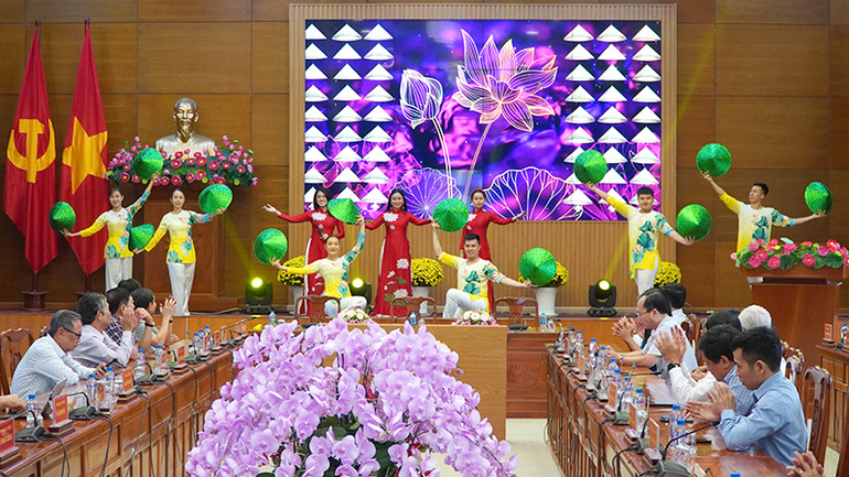 Biểu diễn tiết mục văn nghệ nhân buổi gặp mặt. (Ảnh: HỮU NGHĨA)