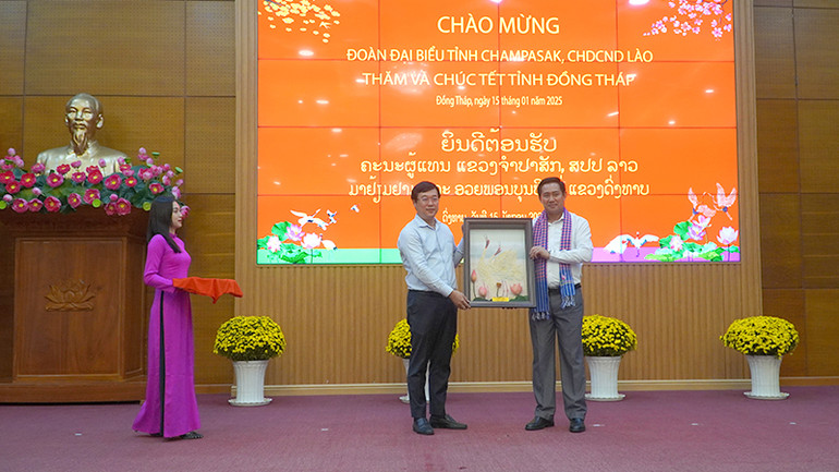 Bí thư Tỉnh ủy Đồng Tháp Lê Quốc Phong trao quà tặng đồng chí Alounxay Sounnalath, Bí thư Tỉnh ủy, Tỉnh trưởng tỉnh Champasak. (Ảnh: HỮU NGHĨA) Bí thư Tỉnh ủy Đồng Tháp Lê Quốc Phong trao quà tặng đồng chí Alounxay Sounnalath, Bí thư Tỉnh ủy, Tỉnh trưởng tỉnh Champasak. (Ảnh: HỮU NGHĨA)