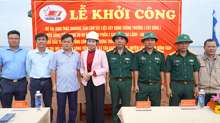 Đại biểu chụp ảnh lưu niệm.