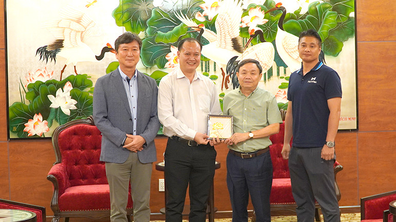 Lãnh đạo tỉnh Đồng Tháp và lãnh đạo Tập đoàn Nuriflex chụp ảnh lưu niệm. (Ảnh: HỮU NGHĨA)