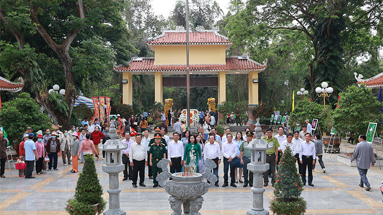 Lãnh đạo sở, ngành tỉnh và khách thập phương thắp hương tại Miếu Bà Chúa Xứ Gò Tháp.