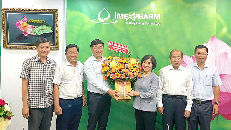 Bí thư Tỉnh ủy Đồng Tháp Lê Quốc Phong cùng lãnh đạo Sở Y tế, thành phố Cao Lãnh tặng hoa chúc mừng Thầy thuốc nhân dân Trần Thị Đào. (Ảnh: PHƯỚC THANH)