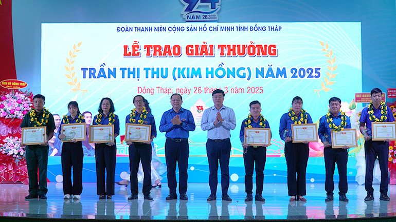 Trao tặng Bằng khen cho 8 tập thể đạt giải thưởng Trần Thị Thu. (Ảnh: HỮU NGHĨA)