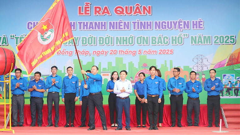 Nghi thức trao cờ lệnh phát động ra quân Chiến dịch Thanh niên tình nguyện hè năm 2025. Nghi thức trao cờ lệnh phát động ra quân Chiến dịch Thanh niên tình nguyện hè năm 2025.