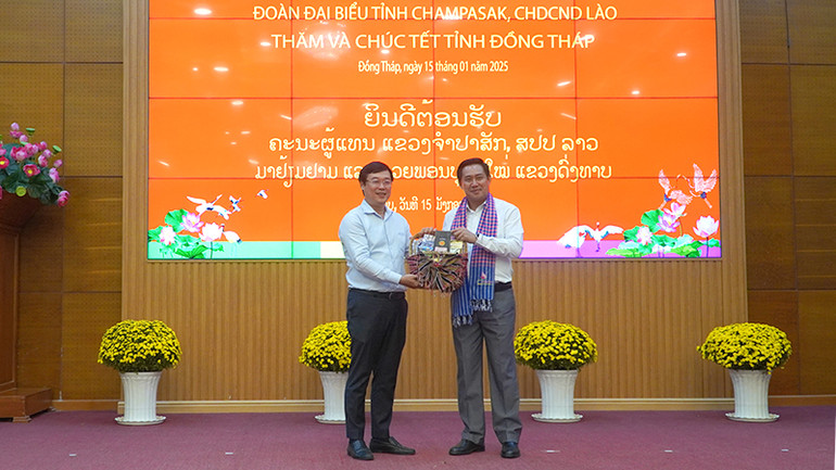 Đồng chí Alounxay Sounnalath tặng quà Tết tỉnh Đồng Tháp. (Ảnh: HỮU NGHĨA) Đồng chí Alounxay Sounnalath tặng quà Tết tỉnh Đồng Tháp. (Ảnh: HỮU NGHĨA)