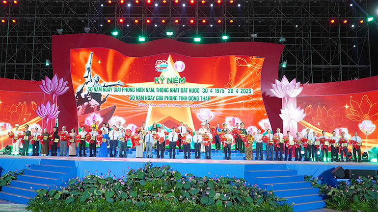 Biểu dương, khen thưởng tập thể, cá nhân xuất sắc đã có những đóng góp tiêu biểu trong quá trình xây dựng, phát triển tỉnh Đồng Tháp. (Ảnh: HỮU NGHĨA)