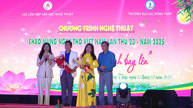 Tác giả thơ Nguyễn Thị Kim Tuyến và lãnh đạo Trường đại học Đồng Tháp tặng hoa cho nghệ sĩ trình bày tại đêm thơ. (Ảnh: HỮU NGHĨA)