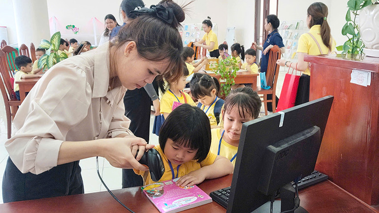 Thiếu nhi mượn sách đọc tại Thư viện tỉnh Đồng Tháp.