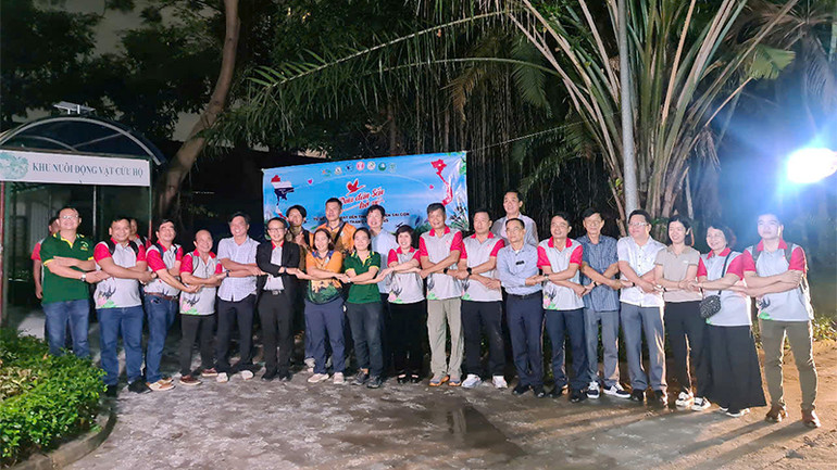 Nhóm chuyên gia Thái Lan, Việt Nam và Hội Sếu quốc tế cùng lãnh đạo tỉnh Đồng Tháp, Vườn quốc gia Tràm Chim vui mừng sau khi hoàn thành việc vận chuyển sếu đầu đỏ về cách ly, chăm sóc tại Thảo Cầm Viên Sài Gòn vào tối 10/4. (Ảnh: Ban tổ chức cung cấp)