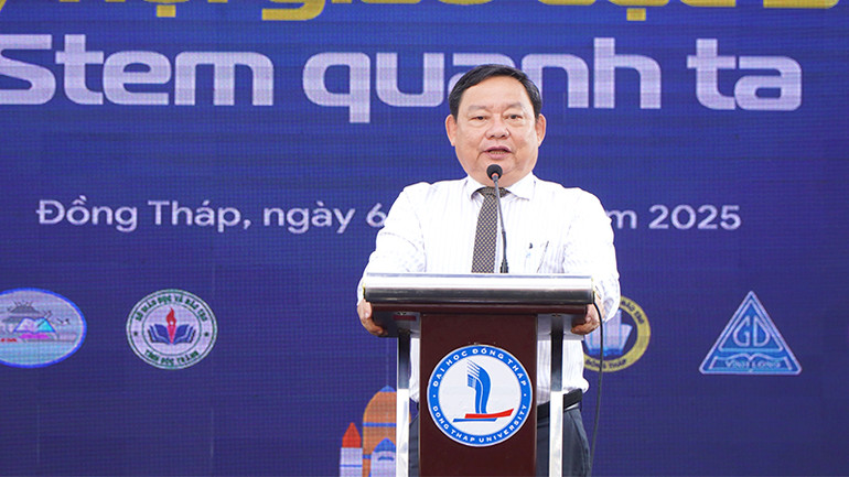 Phó Giáo sư, Tiến sĩ Hồ Văn Thống, Hiệu trưởng Trường đại học Đồng Tháp phát biểu tại ngày hội. (Ảnh: HỮU NGHĨA)