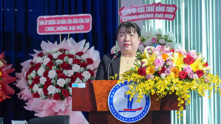 Phó Bí thư Đảng ủy Ủy ban nhân dân tỉnh Đồng Tháp Nguyễn Thị Bích Thuận phát biểu tại đại hội. (Ảnh: HOÀI PHONG)