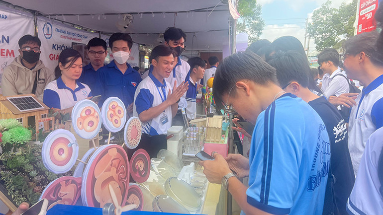 Học sinh tìm hiểu các thông tin tại một không gian giáo dục ngày hội. (Ảnh: HỮU NGHĨA)