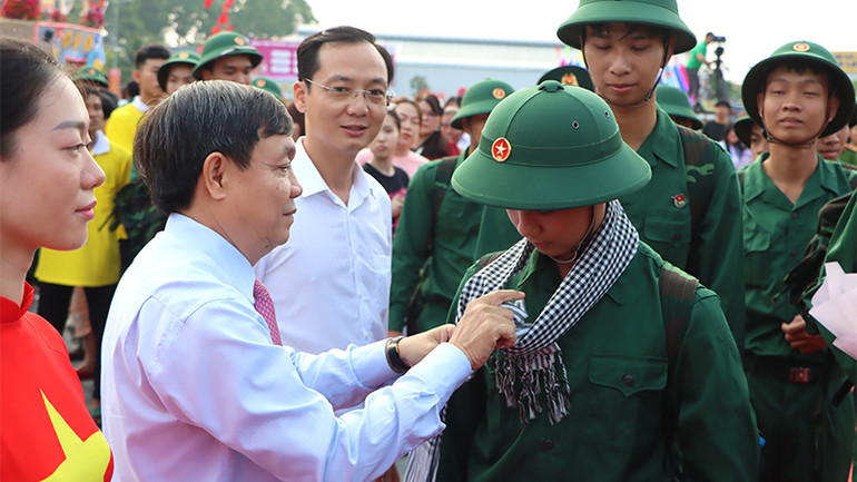 Phó Bí thư Thường trực Tỉnh ủy, Chủ tịch Hội đồng nhân dân tỉnh Đồng Tháp Phan Văn Thắng tặng quà và động viên các tân binh. (Ảnh: NHƯ ANH)