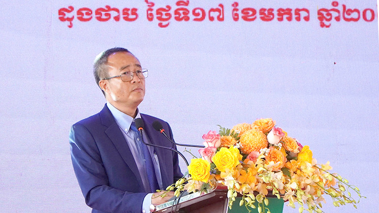 Ngài Suon Somalin, Tỉnh trưởng tỉnh Prey Veng, Vương quốc Campuchia phát biểu tại buổi lễ. (Ảnh: HỮU NGHĨA)