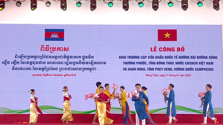 Tiết mục văn nghệ giao lưu giữa hai tỉnh Đồng Tháp - Prey Veng tại buổi lễ. (Ảnh: HỮU NGHĨA)
