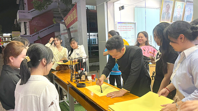 Ngoài ra còn có không gian tặng sách và viết tặng chữ thư pháp tại đêm thơ. (Ảnh: HỮU NGHĨA)