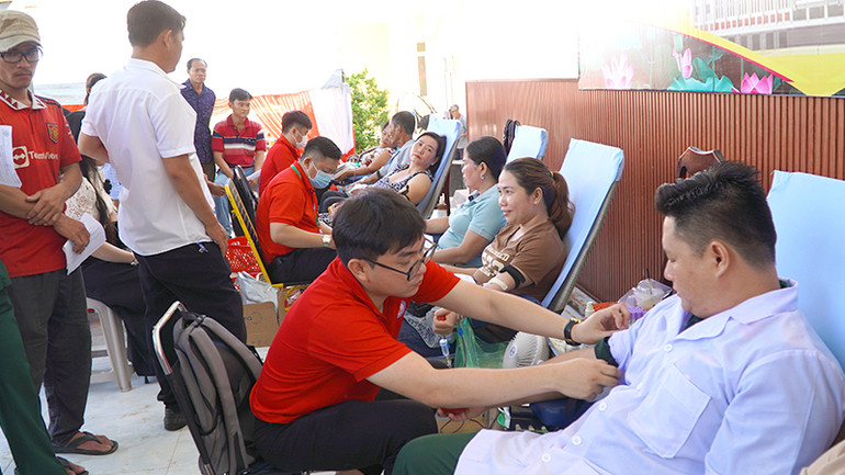 Các tầng lớp nhân dân tham gia hiến máu tình nguyện. (Ảnh: HỮU NGHĨA)