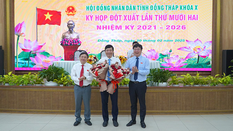 Ủy viên Trung ương Đảng, Bí thư Tỉnh ủy Đồng Tháp Lê Quốc Phong và Phó Bí thư Thường trực Tỉnh ủy, Chủ tịch Hội đồng nhân dân tỉnh Đồng Tháp Phan Văn Thắng tặng hoa đồng chí Phạm Thiện Nghĩa. (Ảnh: HỮU NGHĨA)