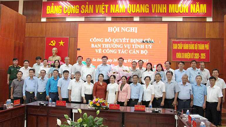 Bí thư Tỉnh ủy Đồng Tháp Lê Quốc Phong và Bí thư Thành ủy Sa Đéc Nguyễn Phước Thiện chụp ảnh lưu niệm cùng đại diện các cơ quan tham mưu giúp việc Tỉnh ủy, Ban Chấp hành Đảng bộ thành phố Sa Đéc. (Ảnh: THANH NGHĨA)