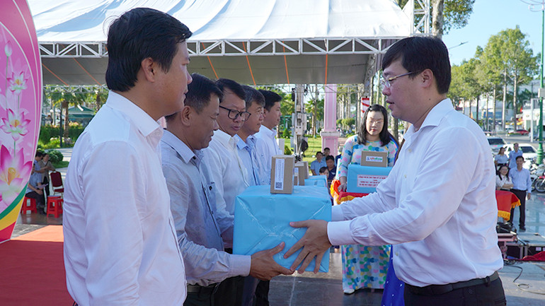 Bí thư Tỉnh ủy Đồng Tháp Lê Quốc Phong trao tặng mỗi phần quà là 10 bộ KIT học lập trình Arduino cho đại diện các trường trung học phổ thông ở 12 huyện, thành phố. (Ảnh: HỮU NGHĨA) Bí thư Tỉnh ủy Đồng Tháp Lê Quốc Phong trao tặng mỗi phần quà là 10 bộ KIT học lập trình Arduino cho đại diện các trường trung học phổ thông ở 12 huyện, thành phố. (Ảnh: HỮU NGHĨA)
