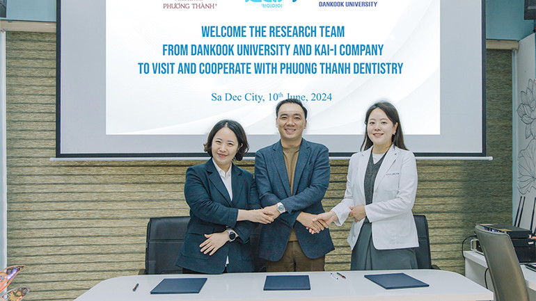 Bác sĩ chuyên khoa 2 răng hàm mặt Phạm Kim Thành, Bí thư Chi bộ Nha khoa Phương Thành, Chủ tịch kiêm Tổng Giám đốc Công ty TNHH một thành viên Nha khoa Phương Thành ký kết hợp tác với đoàn nghiên cứu trường đại học và doanh nghiệp nước ngoài.